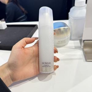 代购：嘉娜宝SENSAI丝光溢彩 新发售新款 弹滑防晒美容液 日中用美容液 40ml spf50